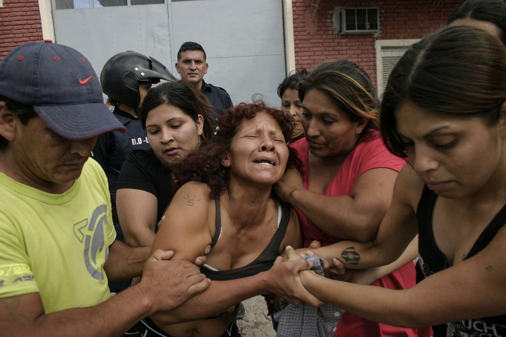 Santiago de Estero. Argentina. Noviembre 05 / 2007 En el Penal masculino de Santiago del Estero, continuan los incidentes que comenzarón en el día de ayer, en el pabellón número 2, en el mismo se origino un incendio donde 31 internos resultaron muertos y 11 heridos de gravedad, familiares de los internos se encuentran desesperados afuera del penal.