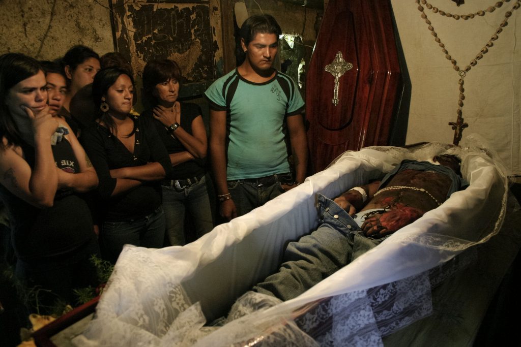 Santiago del Estero. Argentina. Octubre 06 / 2007 Se llevan a cabo los velorios de los internos fallecidos durante el incendio registrado en el penal de varones de la provincia. Germán Sebastian Alvarez (25), una de las víctimas.