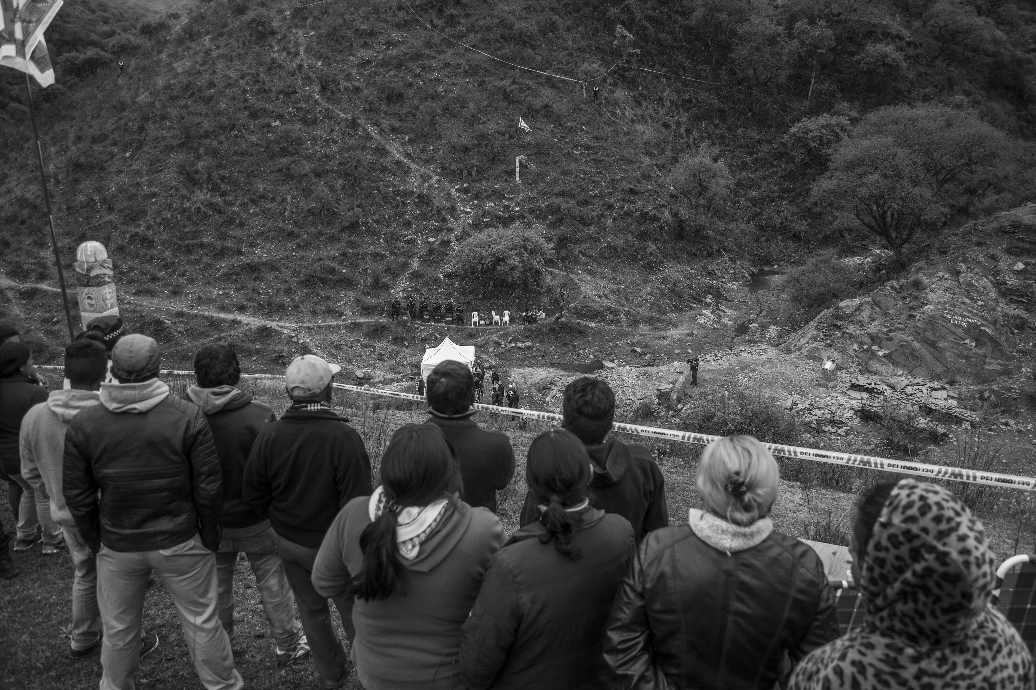 El Chorro, Tucumán, Argentina. Octubre 02/2018. Reconstrucción del asesinato a Javier Chocobar. Integrantes de la Comunidad Indígena Los Chuschagasta observan el lugar donde se realiza la reconstrucción.