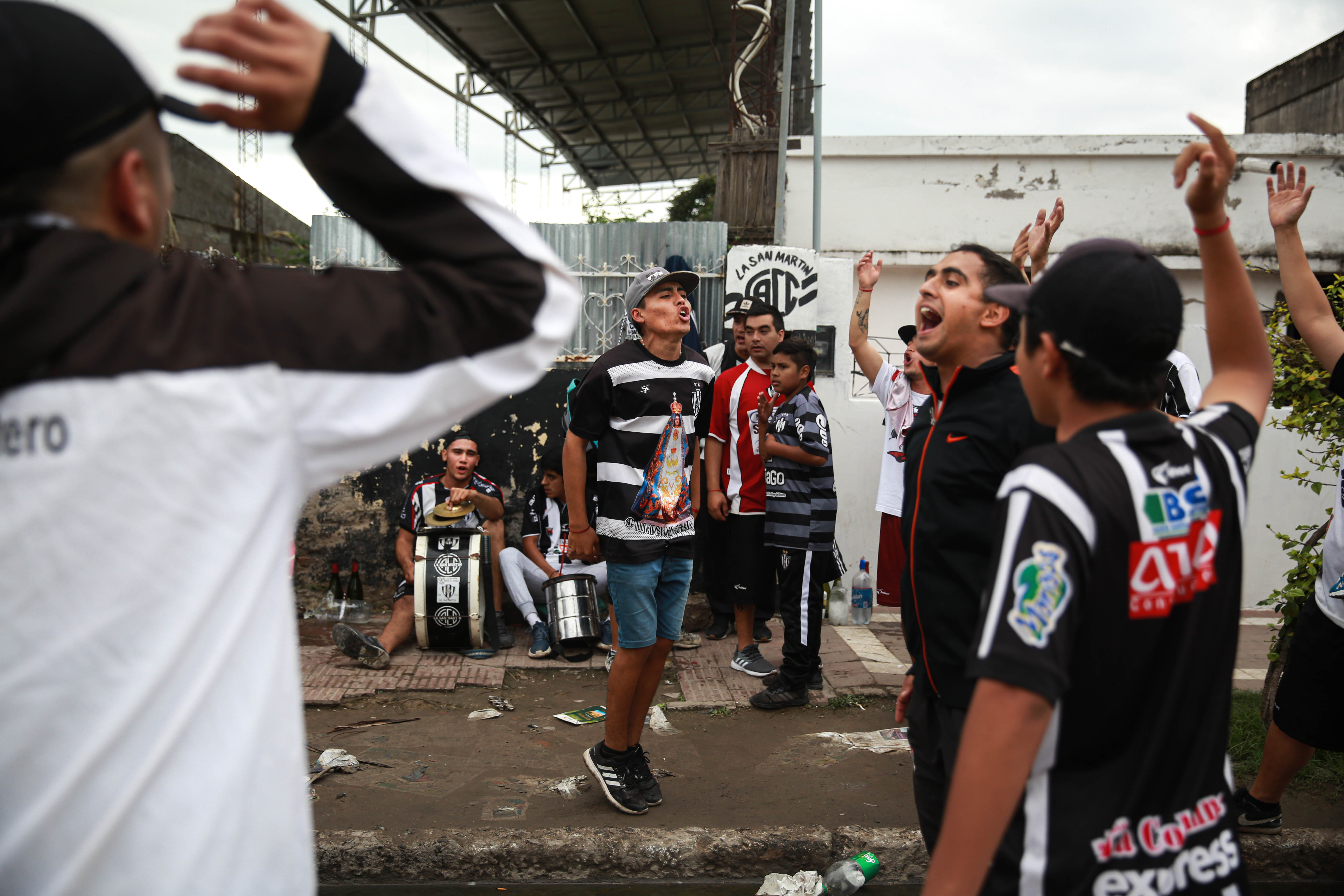 Parte de la barrabrava de Central Córdoba, en la previa de el partido contra Platense.