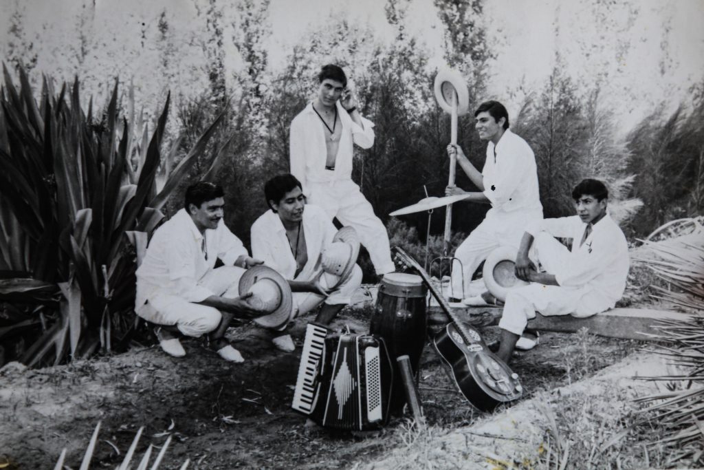 "Los Pescadores de Colombia" con Koli Arce (el segundo desde la izquierda)